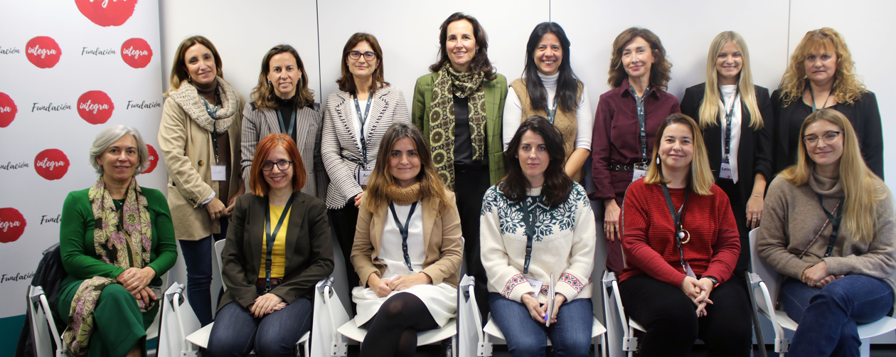 15 mentoras de Banco Santander junto a Ana Muñoz de Dios, Directora General de Fundación Integra (centro).